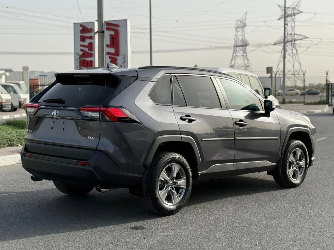 Toyota RAV4 XLE 2.5 leather seats, push start - Image 5
