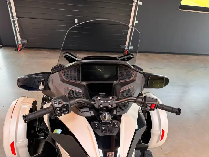 Can-Am Spyder RT ACE Sea to Sky 2024 - Image 9