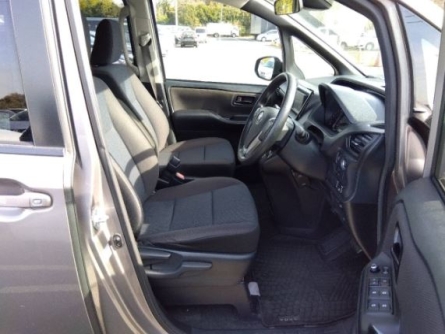 toyota voxy 2018 - Image 5